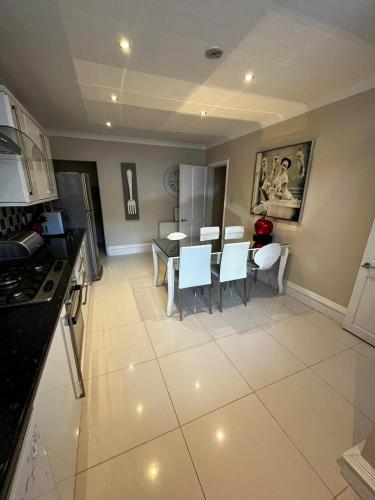 WEST END -Stunning, 2 bedroom, main door flat with private parking, Glasgow (photo 8)