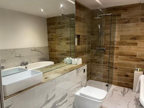 WEST END -Stunning, 2 bedroom, main door flat with private parking, Glasgow (photo 3)