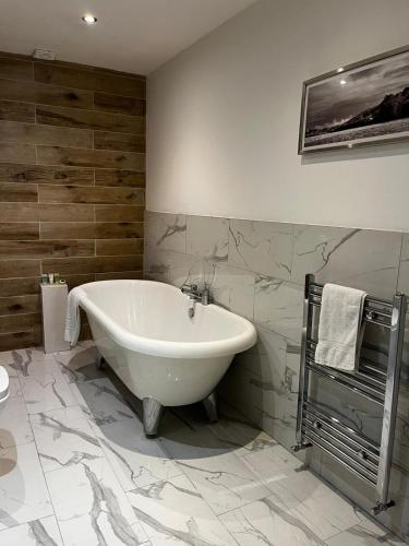 WEST END -Stunning, 2 bedroom, main door flat with private parking, Glasgow (photo 7)
