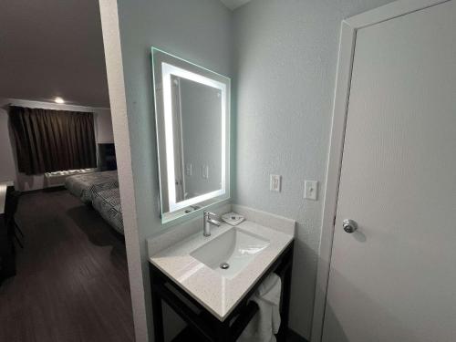 Motel 6-Altoona IA - Des Moines East - image 4