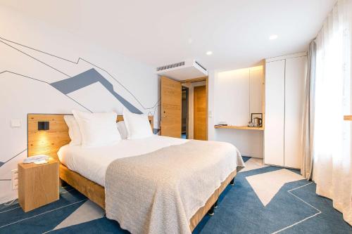 1 queen bed, 2 twin beds