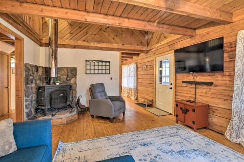 Cozy Alpine Lake Cabin with Pool and Lake Access! in Terra Alta, USA