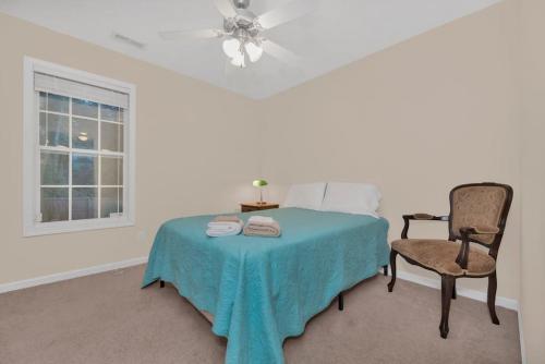 Guestroom, Minutes From Fort Bragg and Methodist University in Ascot II