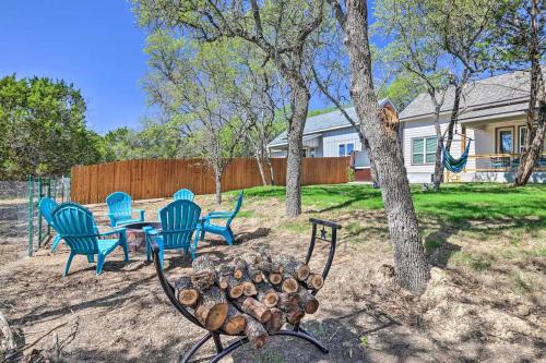 Convenient Cute Cottage Hot Tub Fire Pit Sleeps 6 in Canyon Lake, USA