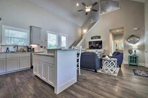 Convenient Cute Cottage Hot Tub Fire Pit Sleeps 6 in Canyon Lake, USA