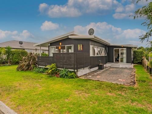 Bach Life on Seabreeze - Whangamata Holiday Home