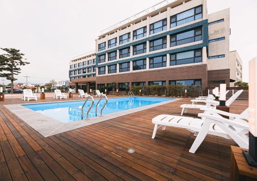Swimming pool, HOTEL SWEETCASTLE in Jocheon