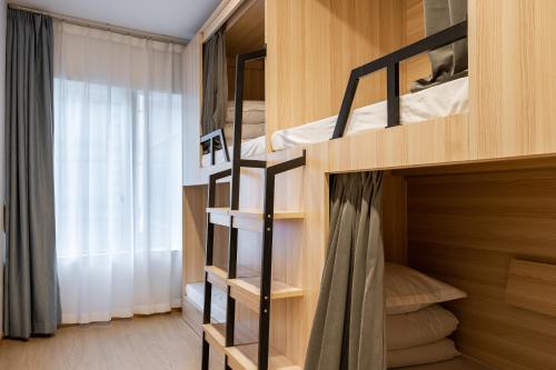Bed in 8-Bed Male Dormitory Room image 3