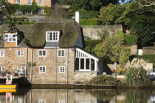 Duck Cottage - Waters Edge, Exclusive Village Location