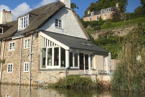 Duck Cottage - Waters Edge, Exclusive Village Location