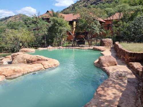 בריכת שחיה, Waterfall Safari Lodge in גרובלרסדאל