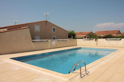 Pavillon avec piscine commune à 500m de la plage