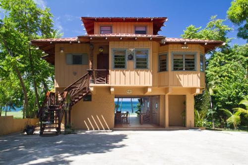 Tres Palmas Inn and Villas