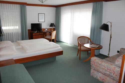 1 king bed, 2 twin beds