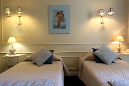 2 twin beds