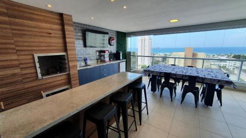 Apê Novo Vista Mar Varanda Gourmet Fliperama Sinuca Choppeira Churrasqueira – khách sạn tại Balneario Cidade Atlantica