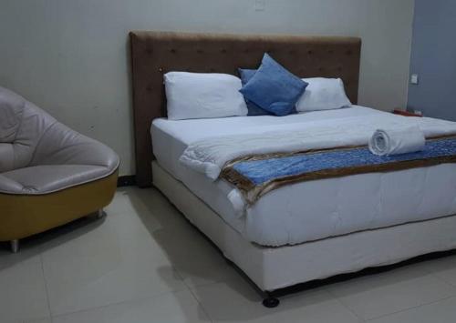 Home Inn Hotel and Suites