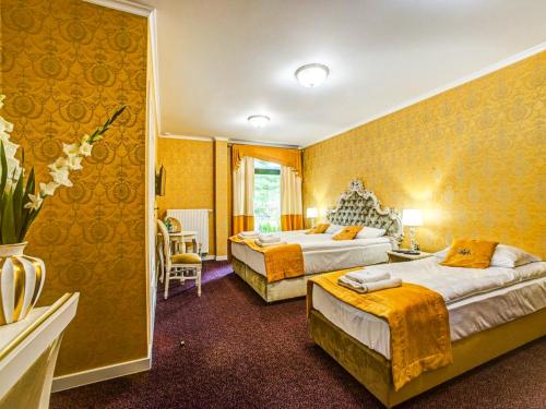1 double bed, 1 twin bed