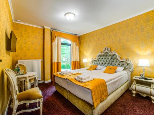 1 double bed, 1 twin bed