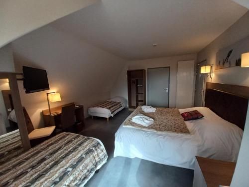 1 king bed, 2 twin beds