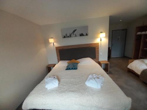 1 king bed, 1 twin bed
