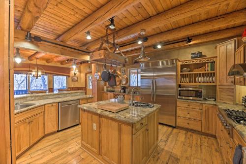 Serenity on the River Luxe Lewisburg Cabin! in Lewisburg, USA