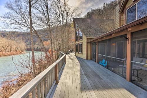 Serenity on the River Luxe Lewisburg Cabin!