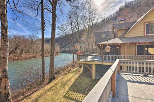 Serenity on the River Luxe Lewisburg Cabin!