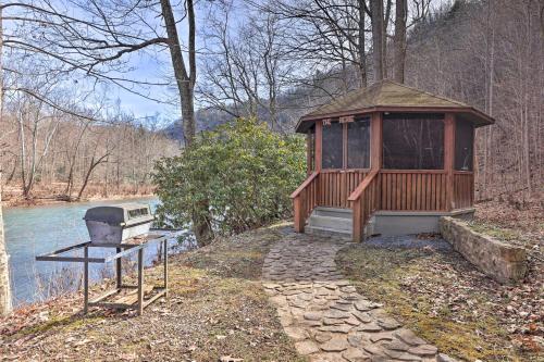 Serenity on the River Luxe Lewisburg Cabin!