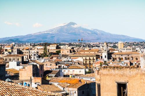 Terrazza con vista Etna e centro storico by Wonderful Italy