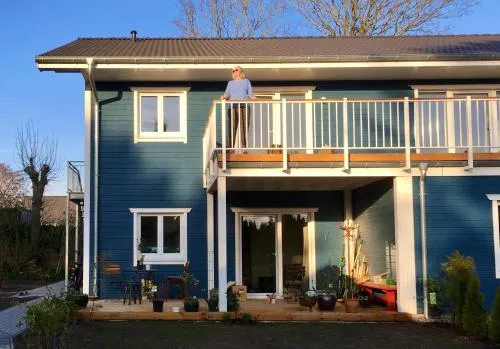 Gemütliche Wohnung mit Sonnenterrasse im blauen Holzhaus in Husum, Deutschland
