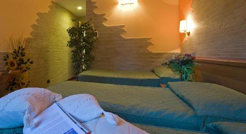 Hotel Ristorante Tre Leoni - image 4
