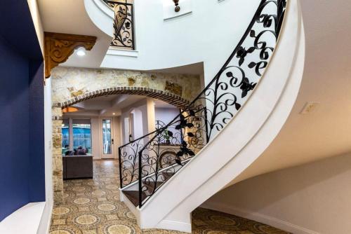 Luxury Spanish Style Getaway in Houston, USA