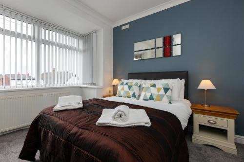 B&B Blackpool - Hillside House - 2 Bedrooms parking WI-FI Hospital - Bed and Breakfast Blackpool