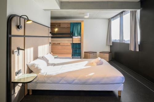 1 queen bed, 2 bunk beds