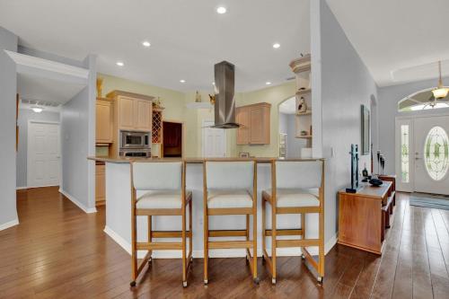 Solar Heated Private Pool & Lanai On Golf Course! detail