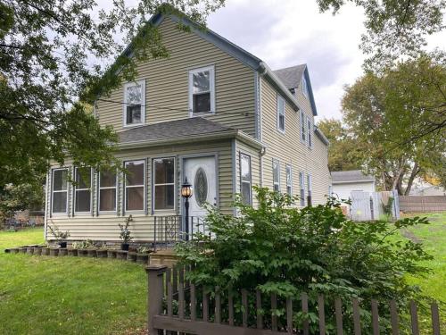 **Stylish Pet Friendly 3 Bedroom House**, Cleveland (photo 2)