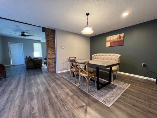 **Stylish Pet Friendly 3 Bedroom House**, Cleveland (photo 10)