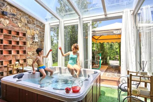 Джакузі, Wonderful Villa in Tuscany with swimming pool and park near Pisa and Florence in Палая