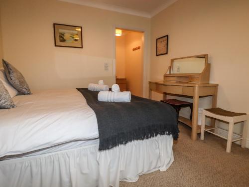 2 Riverside Crescent - image 5