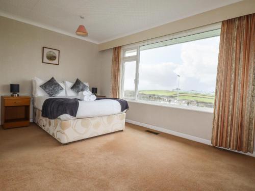 2 Riverside Crescent - image 3