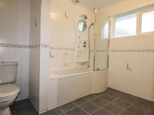 2 Riverside Crescent - image 6