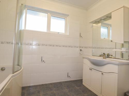 2 Riverside Crescent - image 9