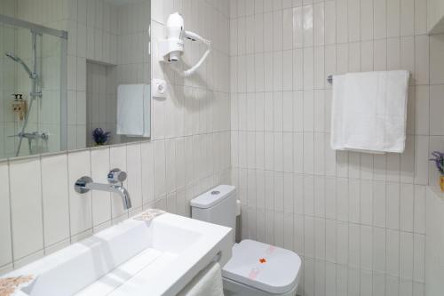 One-Bedroom Apartment image 2