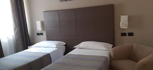 2 twin beds
