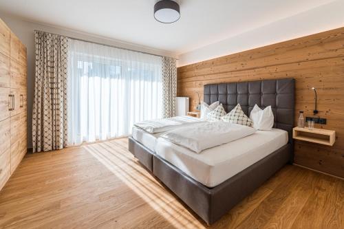 Deluxe Two-Bedroom Apartment with Two Bathrooms and South Balcony