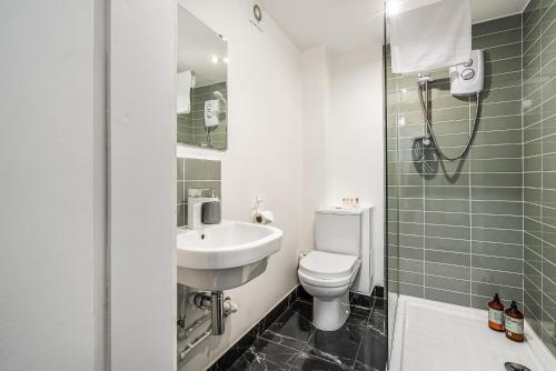 The Renfrew Residence 4-bedroom, city centre - Tap to explore photos