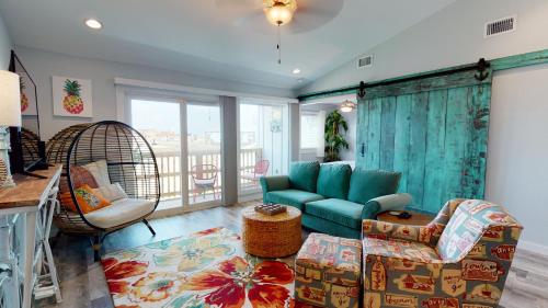 AH-F223 New 2nd Floor Condo, Close to PoolHot Tub, Near Marina & Ferry