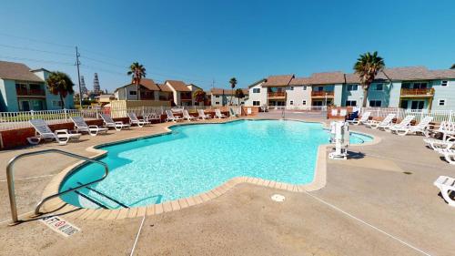 AH-F223 New 2nd Floor Condo, Close to PoolHot Tub, Near Marina & Ferry