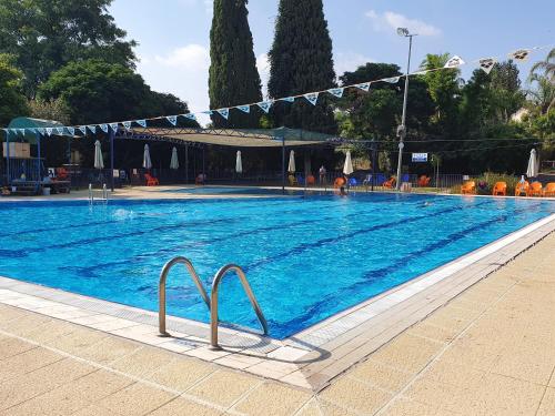 Úszómedence, איילת השחר אירוח גלילי - Ayelet Hotel in Rosh Pina